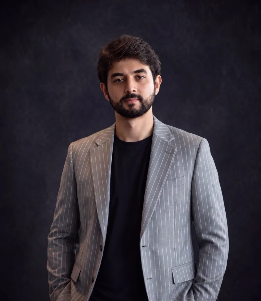 Luciano Lopes, de blazer risca de giz, fundo escuro